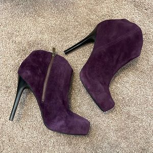 Gently worn purple heeled bootie w/ side zipper